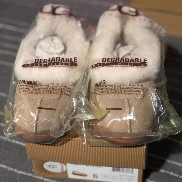 COPY - UGG rylan slipper - Picture 8 of 8